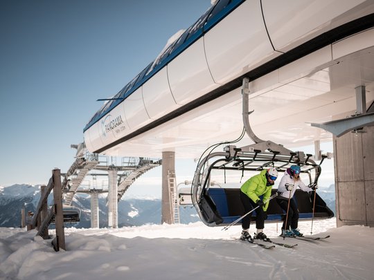 Il Lahnerhof: un hotel al Monte Cavallo, Vipiteno Sciatori scendono dalla seggiovia panoramica alla stazione di montagna
