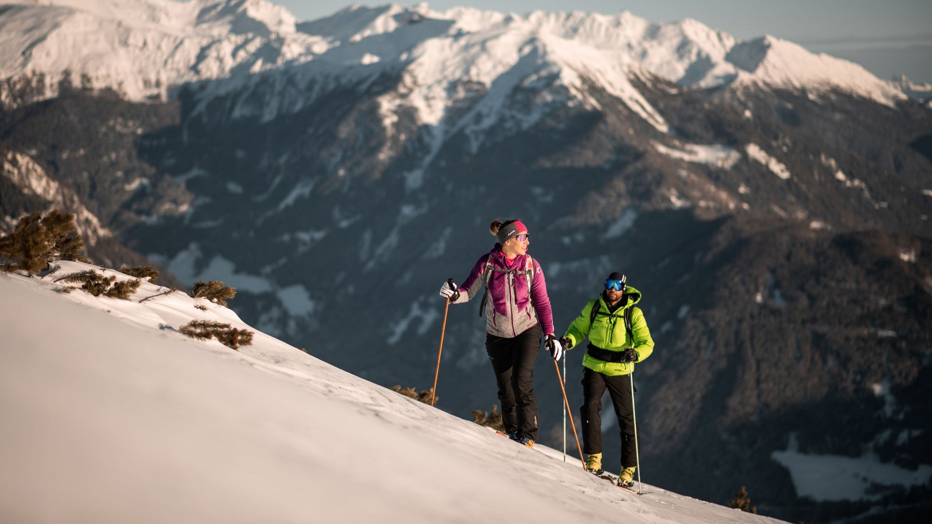 Il Lahnerhof: un hotel al Monte Cavallo, Vipiteno Due sciatori alpinisti camminano sulla neve davanti a montagne innevate