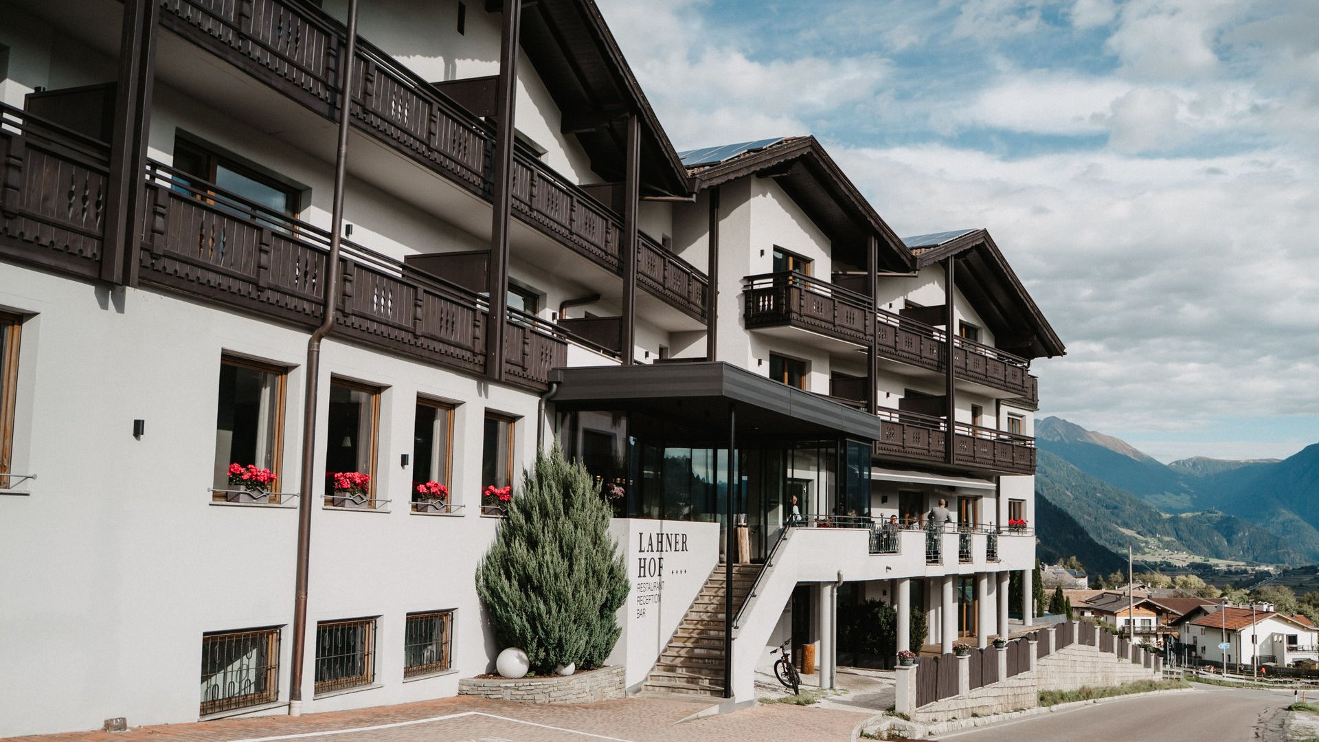 Hotel_Lahnerhof_Südtirol_Sterzing Hotel Lahner Hof mit Balkon und Bergblick an einem sonnigen Tag