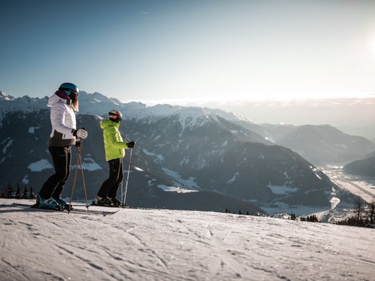 Il Lahnerhof: un hotel al Monte Cavallo, Vipiteno Due sciatori in cima a una montagna innevata con vista sulle Alpi