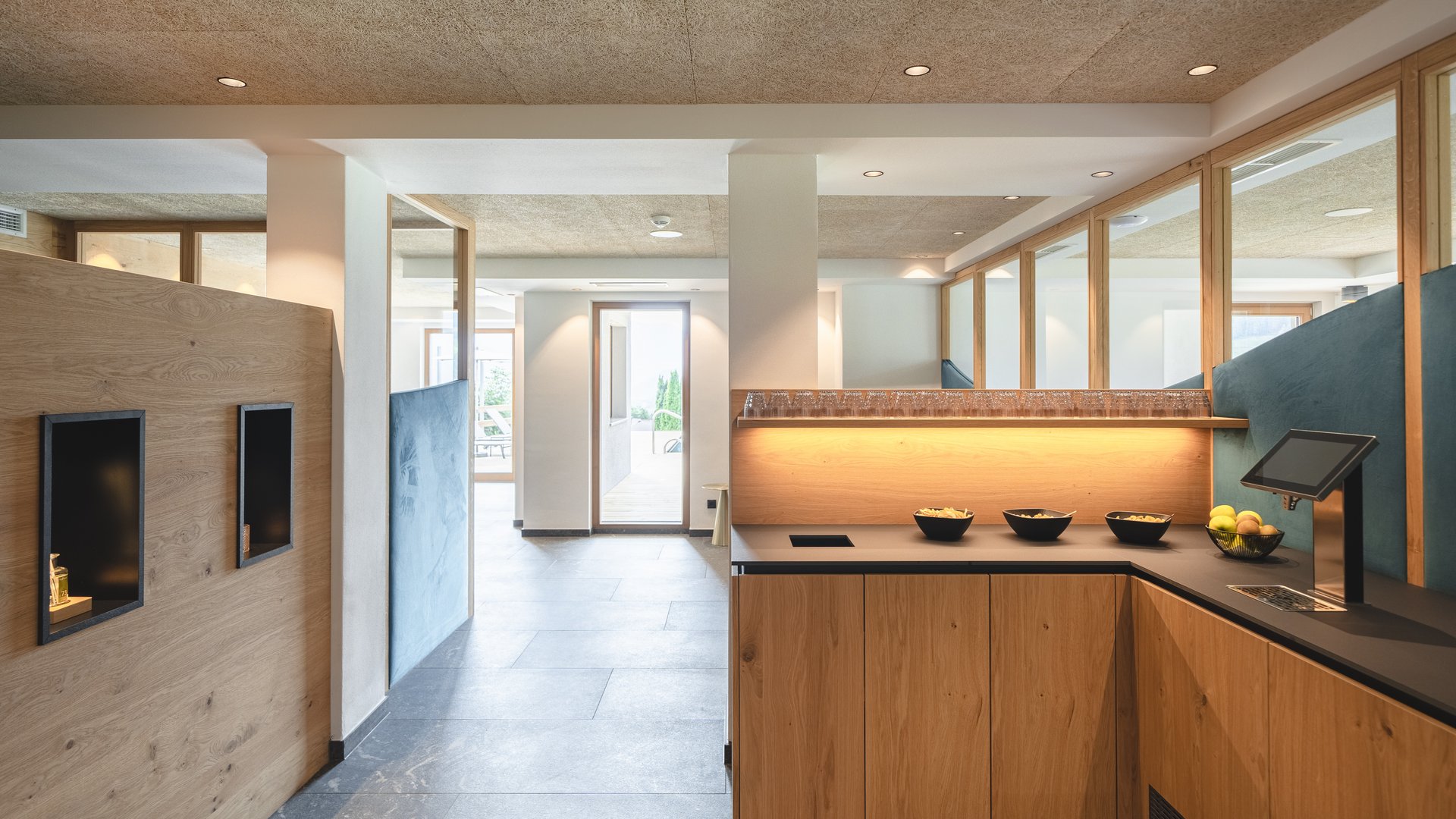 Cercate un hotel a Vipiteno con spa? Benvenuti al Lahnerhof! Sala moderna con bancone in legno, snack e accesso alla terrazza esterna