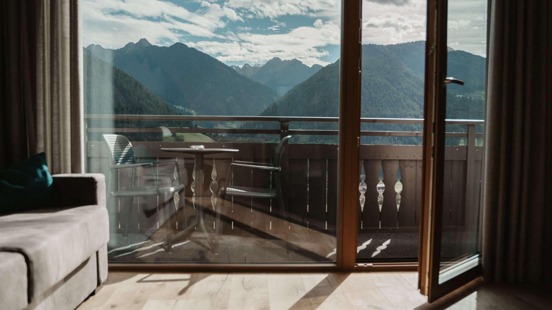 Lahnerhof: Natur- und Wellnesshotel bei Sterzing Balkon mit Stühlen und Tisch vor Berglandschaft bei sonnigem Wetter