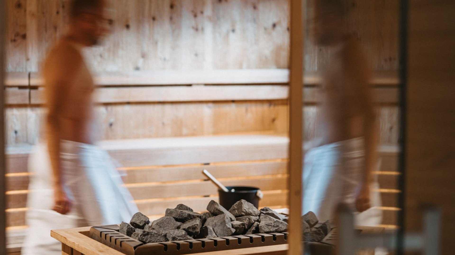 Il Lahnerhof: il vostro hotel vicino a Vipiteno centro Uomo con asciugamano in una sauna con pietre e pareti in legno