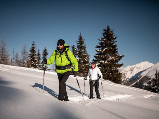 Il Lahnerhof: un hotel al Monte Cavallo, Vipiteno Due persone camminano sulla neve con bastoncini da sci in una giornata invernale