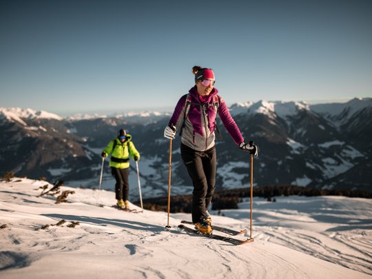 Il Lahnerhof: un hotel al Monte Cavallo, Vipiteno Due persone che fanno sci alpinismo in montagna con neve sotto un cielo limpido