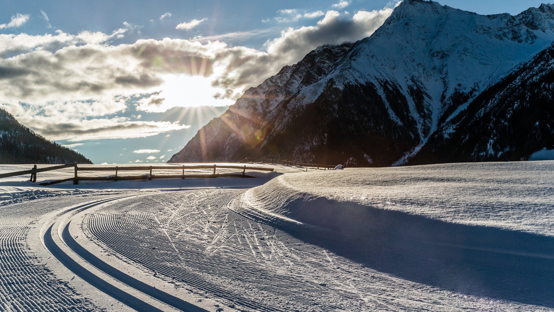 Il Lahnerhof: un hotel al Monte Cavallo, Vipiteno Giornata invernale soleggiata con montagne innevate e tracce per sci di fondo