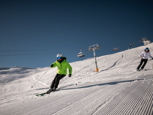 Il Lahnerhof: un hotel al Monte Cavallo, Vipiteno Due sciatori su una pista innevata con cielo sereno