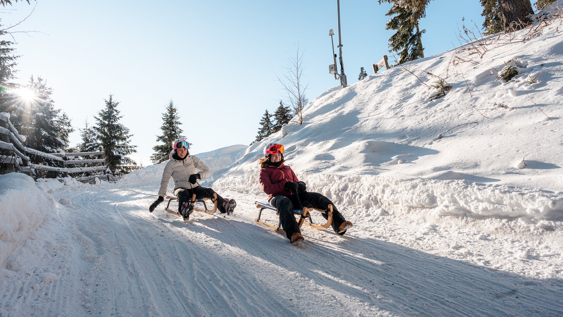 Il Lahnerhof: il vostro hotel vicino a Vipiteno centro Due persone che slittano su una strada innevata con sole