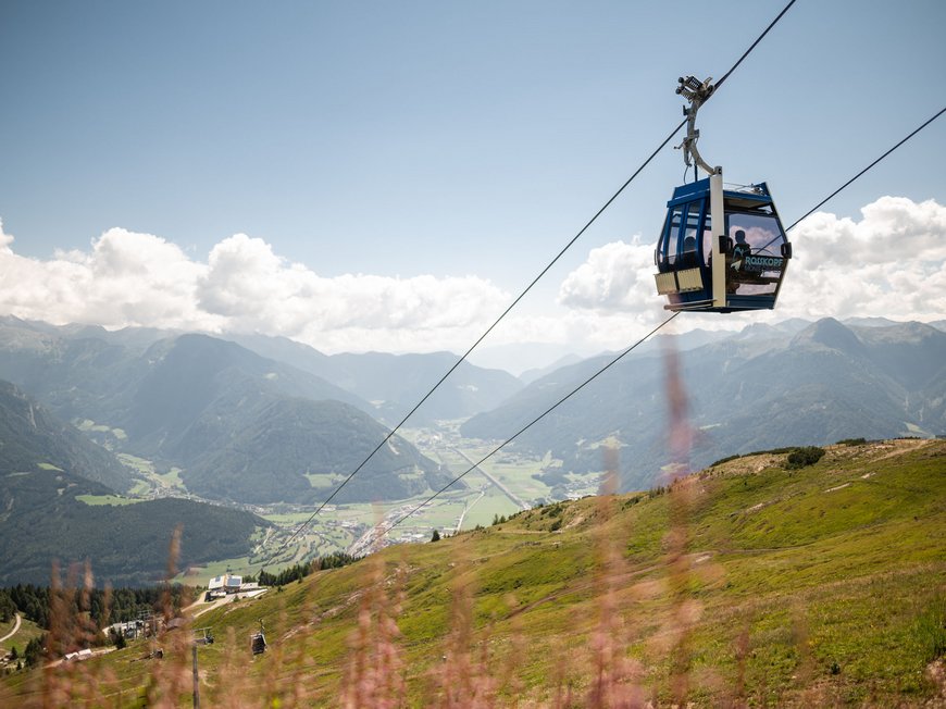 Escursioni sul Monte Cavallo e tanto altro Funivia con vista sulla valle e le montagne sotto il cielo soleggiato