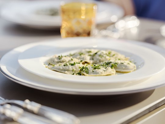 Benvenuti nel ristorante del nostro hotel con spa a Vipiteno Piatto con ravioli conditi con erbe e parmigiano