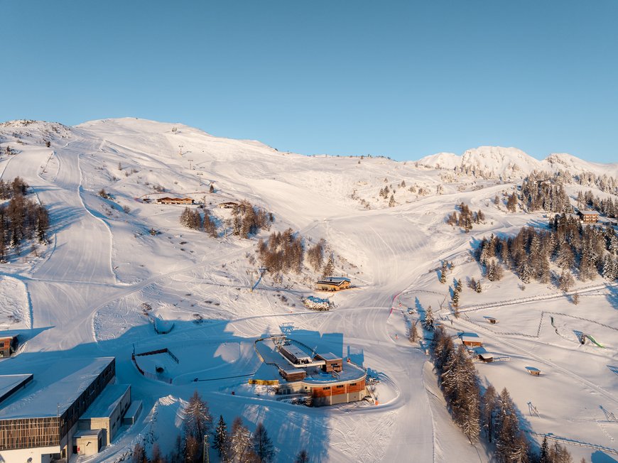 Il Lahnerhof: un hotel al Monte Cavallo, Vipiteno Piste innevate e impianti di risalita sotto un cielo azzurro in una località sciistica