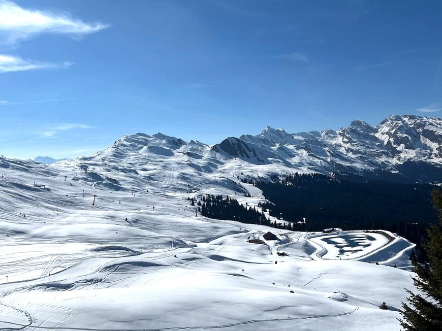 Il Lahnerhof: un hotel al Monte Cavallo, Vipiteno Montagne innevate sotto un cielo azzurro con pochi alberi di pino