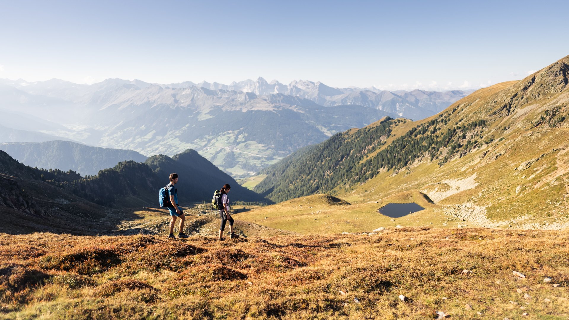 Wandern in Ratschings und Umgebung Zwei Wanderer auf Bergpfad mit Alpenpanorama im Hintergrund